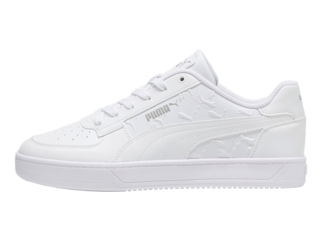 Tenis PUMA Caven 2.0 Superlogo en color blanco total con detalles de logo en relieve sobre el material.