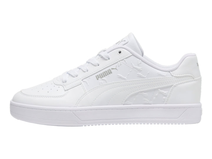 Tenis PUMA Caven 2.0 Superlogo en color blanco total con detalles de logo en relieve sobre el material.