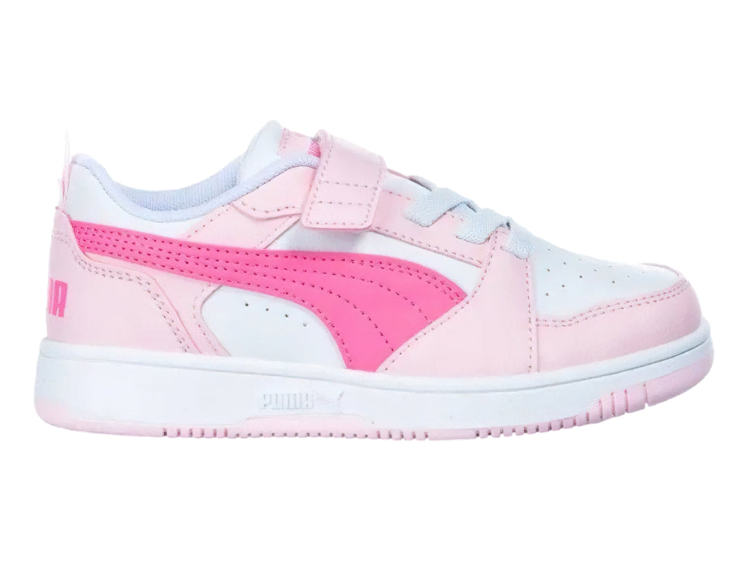 Tenis PUMA Rebound V6 Lo AC+PS para niña en colores blanco y rosa con cierre de velcro y agujetas.