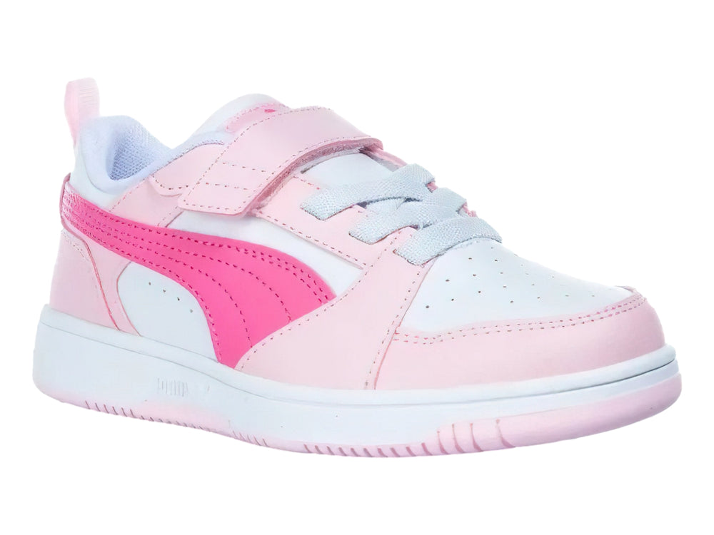 Tenis PUMA Rebound V6 Lo AC+PS para niña en colores blanco y rosa con cierre de velcro y agujetas.