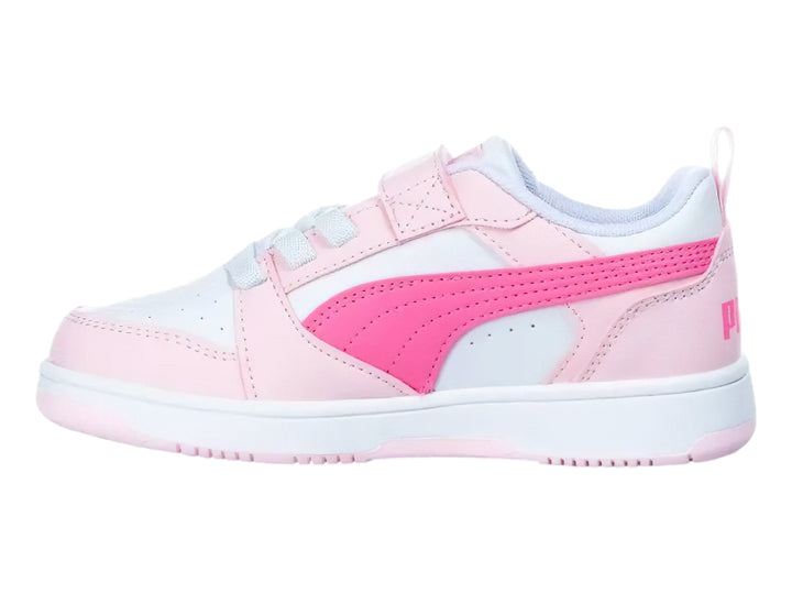 Tenis PUMA Rebound V6 Lo AC+PS para niña en colores blanco y rosa con cierre de velcro y agujetas.