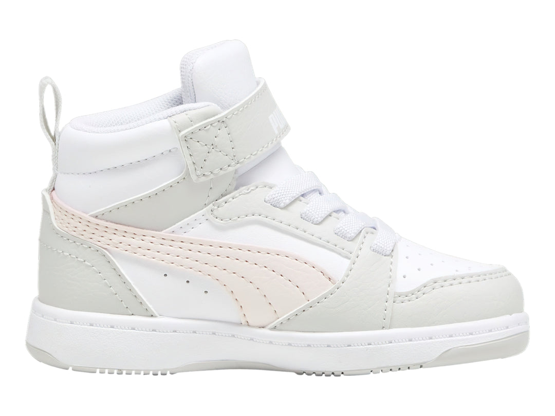 Tenis PUMA Rebound V6 Mid infantiles en colores blanco, gris y rosa con correa de velcro.
