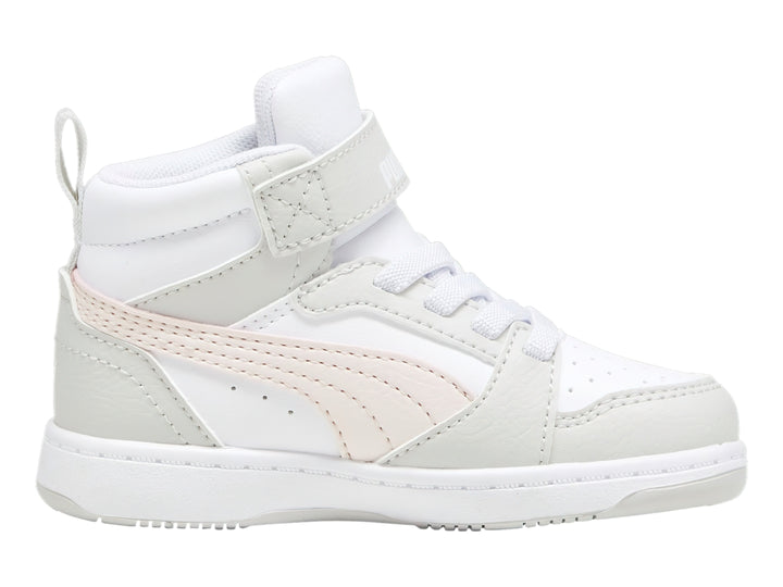Tenis PUMA Rebound V6 Mid infantiles en colores blanco, gris y rosa con correa de velcro.