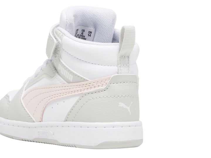 Tenis PUMA Rebound V6 Mid infantiles en colores blanco, gris y rosa con correa de velcro.