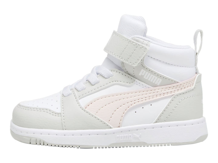 Tenis PUMA Rebound V6 Mid infantiles en colores blanco, gris y rosa con correa de velcro.