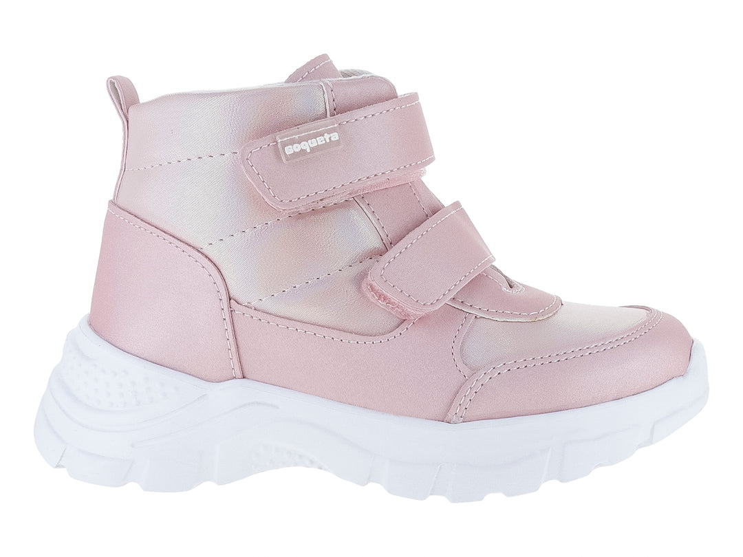 Tenis botín para niña en color rosa brillante con suela blanca y cierre de velcro.