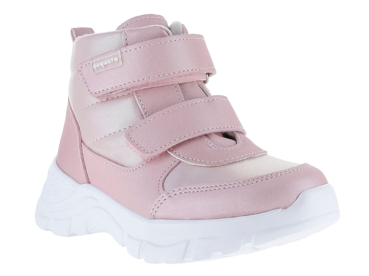 Tenis botín para niña en color rosa brillante con suela blanca y cierre de velcro.