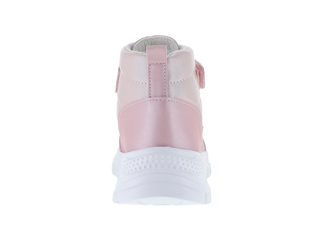 Tenis botín para niña en color rosa brillante con suela blanca y cierre de velcro.
