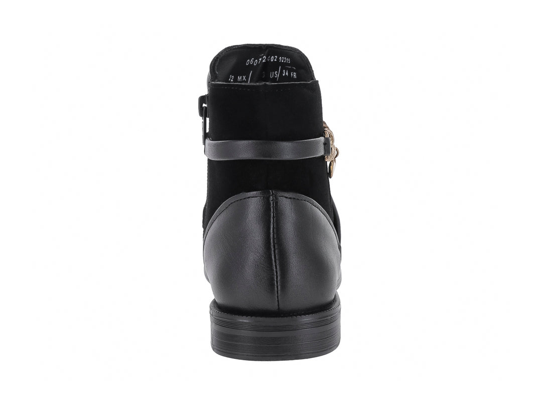 Botín negro de piel con detalle de cadena dorada y dije de corazón.