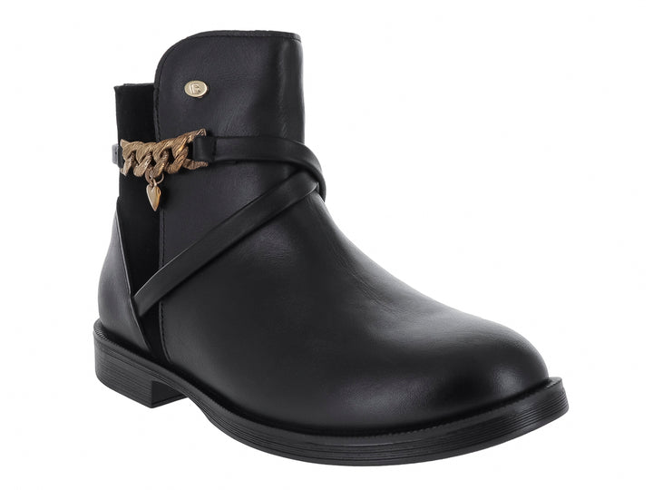 Botín negro de piel con detalle de cadena dorada y dije de corazón.