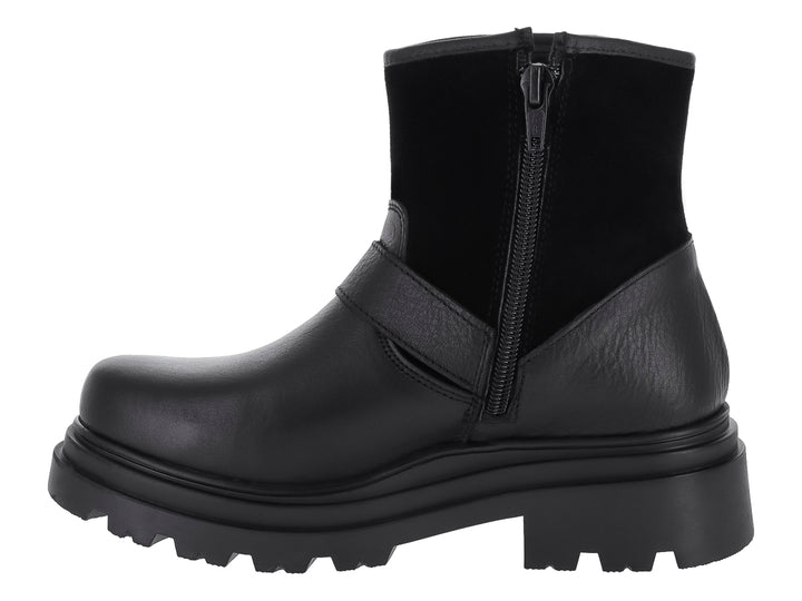 Bota negra de piel con suela de plataforma track y dos hebillas decorativas plateadas.