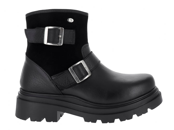 Bota negra de piel con suela track y dos hebillas plateadas.
