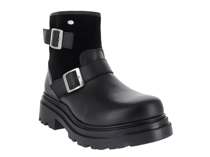 Bota negra de piel con suela track y dos hebillas plateadas.