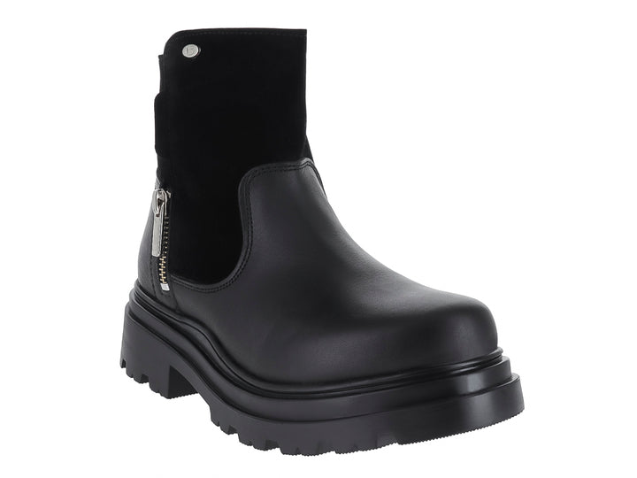 Botas negras de piel marca Coqueta con suela de plataforma track y cierre lateral plateado.