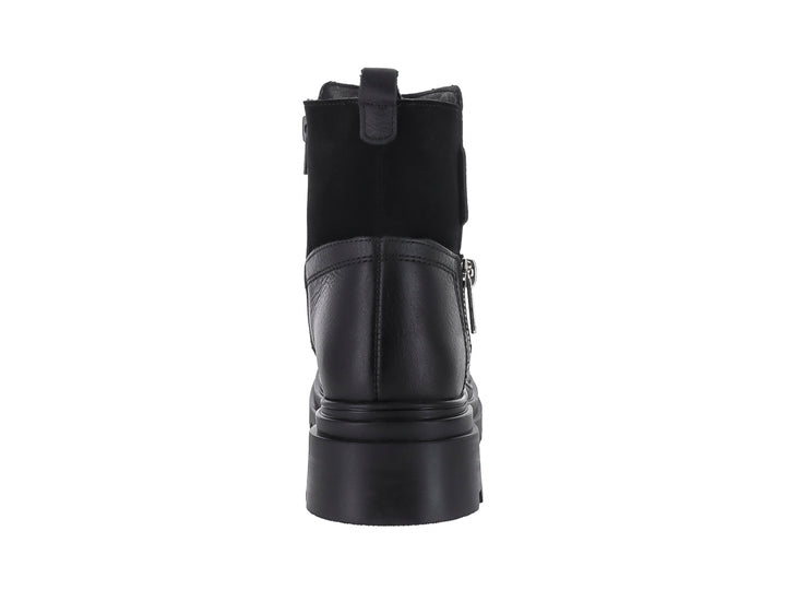 Botas negras de piel marca Coqueta con suela de plataforma track y cierre lateral plateado.