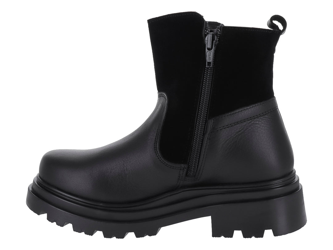 Botas negras de piel marca Coqueta con suela de plataforma track y cierre lateral plateado.