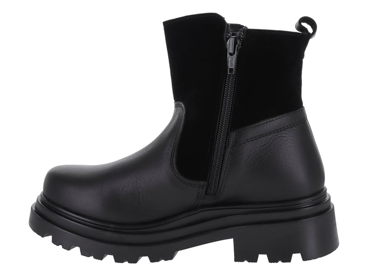 Botas negras de piel marca Coqueta con suela de plataforma track y cierre lateral plateado.