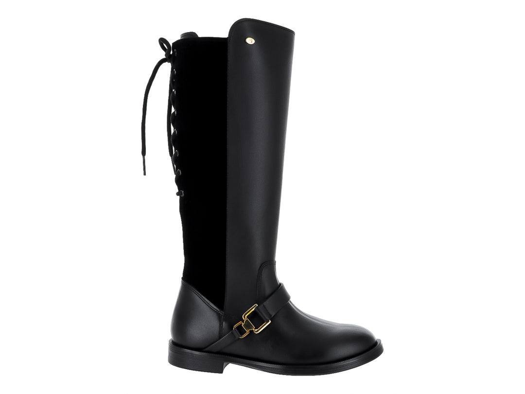 Bota alta color negro con agujetas en la parte posterior y hebilla dorada.