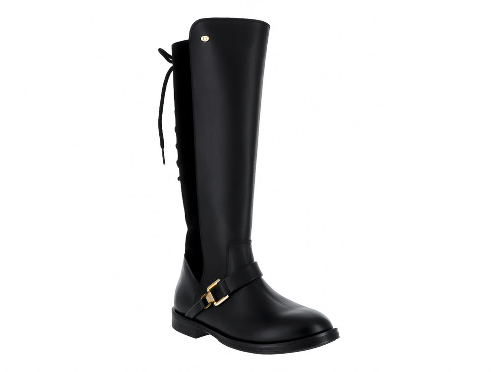 Bota alta color negro con agujetas en la parte posterior y hebilla dorada.