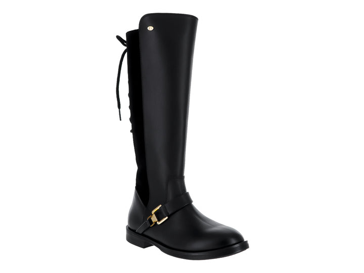 Bota alta color negro con agujetas en la parte posterior y hebilla dorada.