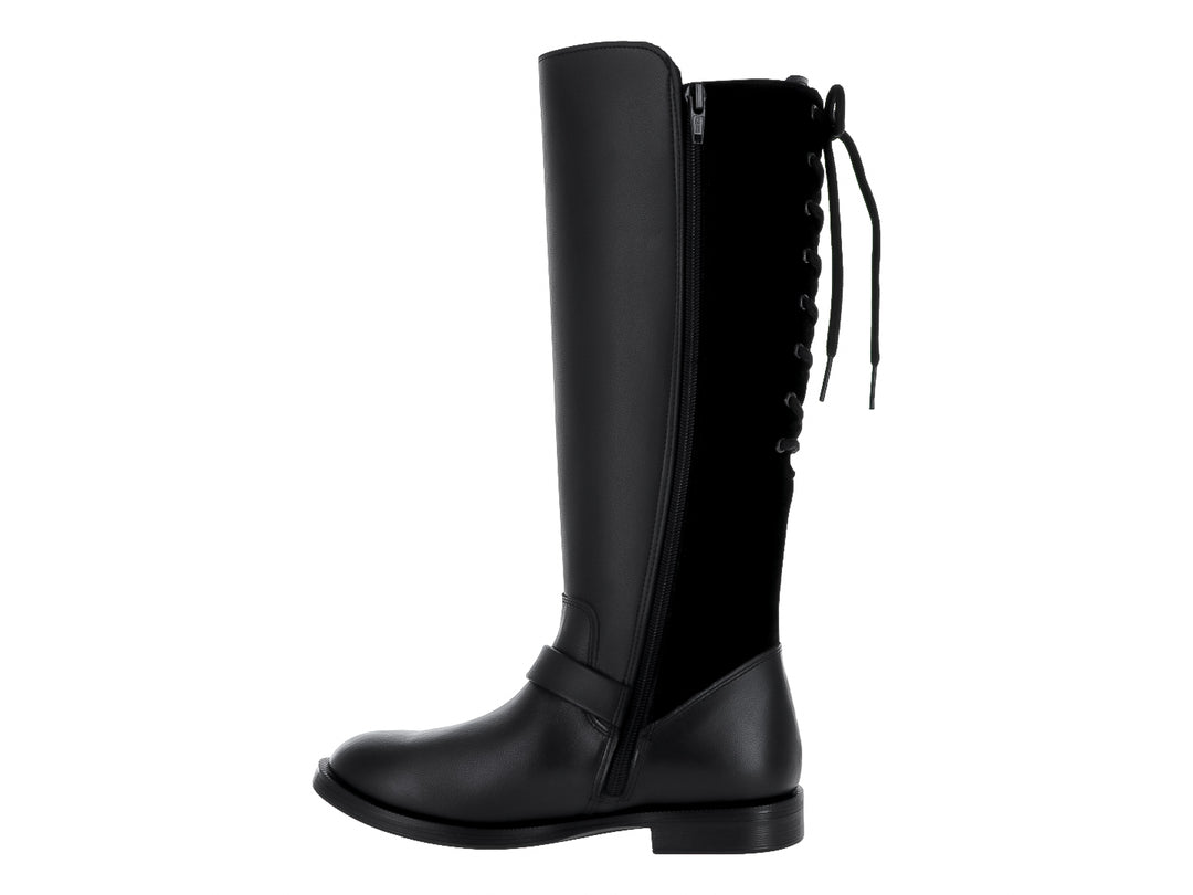 Bota alta color negro con agujetas en la parte posterior y hebilla dorada.