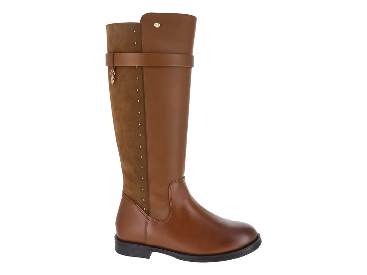Bota alta color miel con acabado mixto liso y gamuzado, correa decorativa y suela negra.
