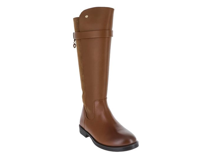 Bota alta color miel con acabado mixto liso y gamuzado, correa decorativa y suela negra.