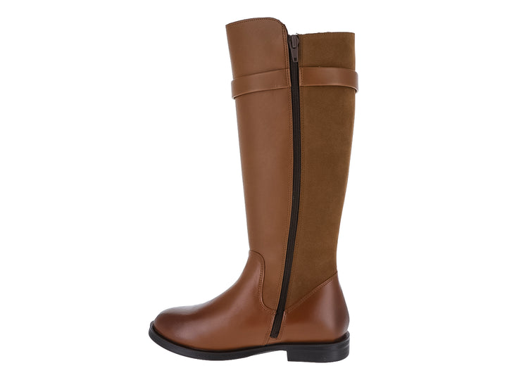 Bota alta color miel con acabado mixto liso y gamuzado, correa decorativa y suela negra.