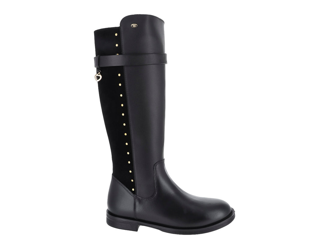 Botas altas color negro con detalles de tachuelas doradas y correa en la parte superior.