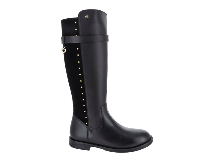Botas altas color negro con detalles de tachuelas doradas y correa en la parte superior.