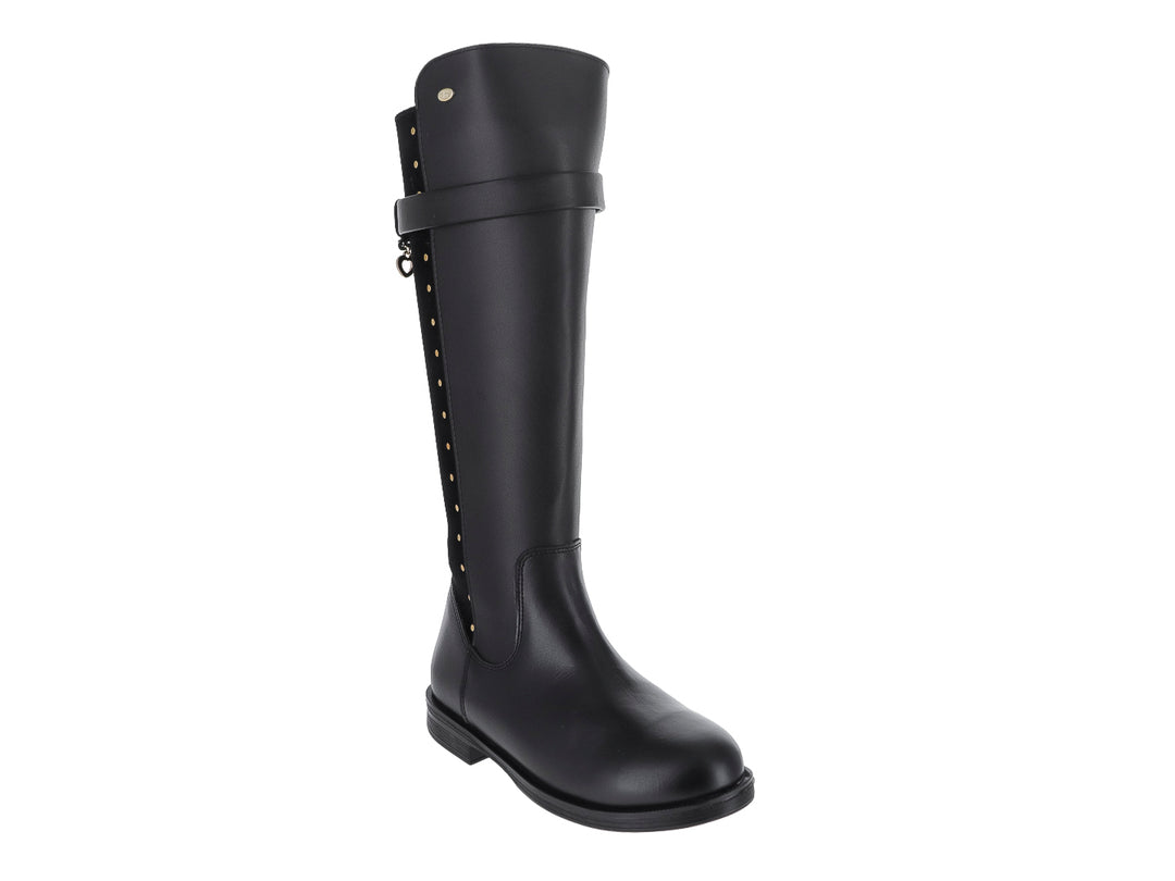 Botas altas color negro con detalles de tachuelas doradas y correa en la parte superior.