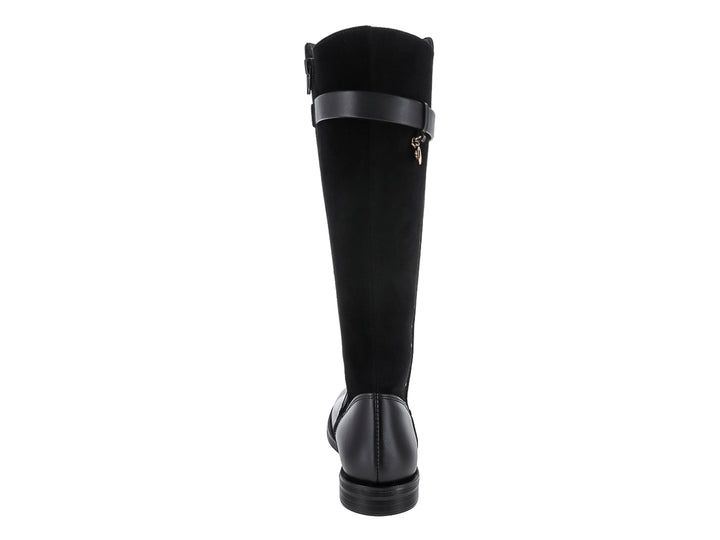 Botas altas color negro con detalles de tachuelas doradas y correa en la parte superior.