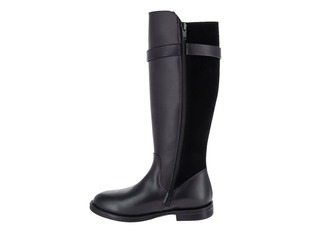 Botas altas color negro con detalles de tachuelas doradas y correa en la parte superior.