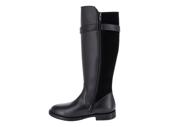Bota alta color negro para niña con detalles de tachuelas doradas y correa en la parte superior.