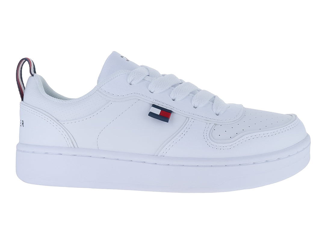 Tenis blancos Tommy Hilfiger de corte bajo con suela plana y detalles tricolores en el talón.