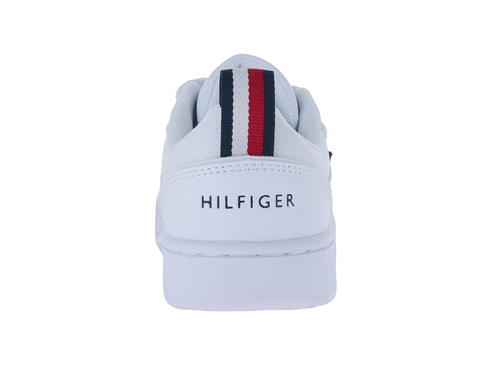 Tenis blancos Tommy Hilfiger de corte bajo con suela plana y detalles tricolores en el talón.