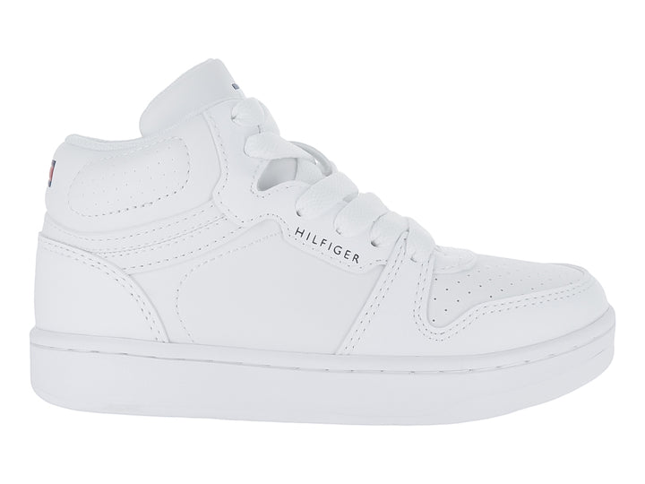 Tenis blancos de corte medio con cordones y suela plana.