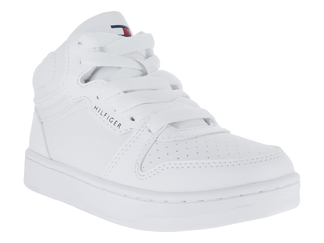 Tenis blancos de corte medio con cordones y suela plana.