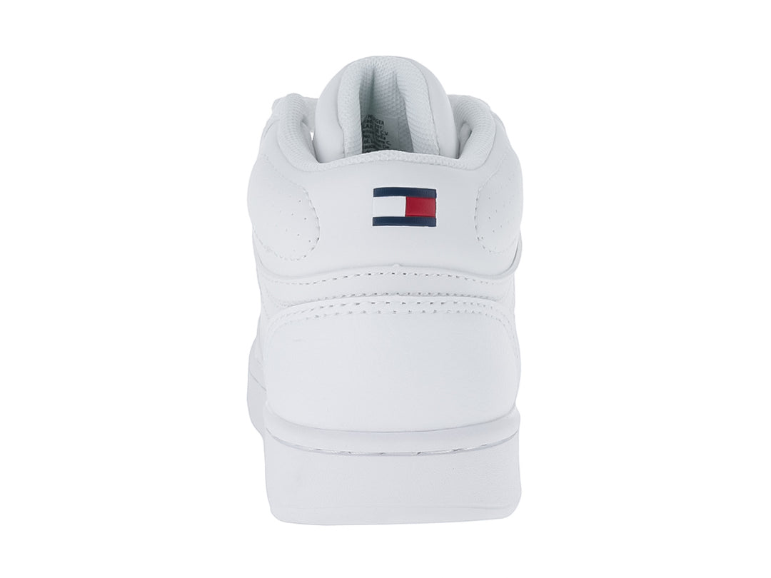 Tenis blancos de corte medio con cordones y suela plana.