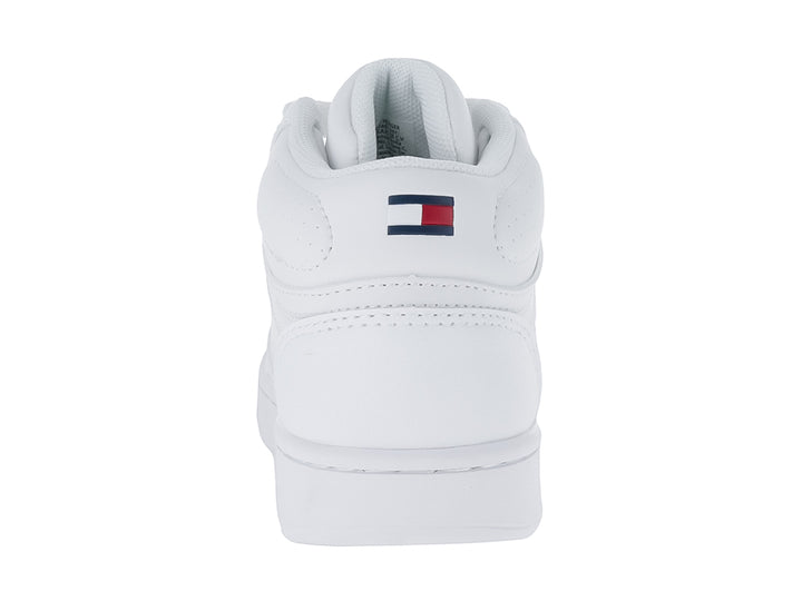 Tenis blancos de corte medio con cordones y suela plana.