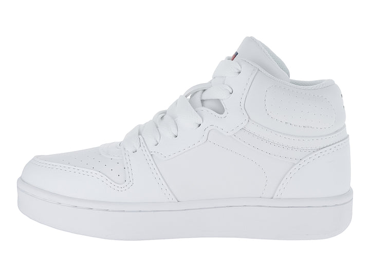 Tenis blancos de corte medio con cordones y suela plana.