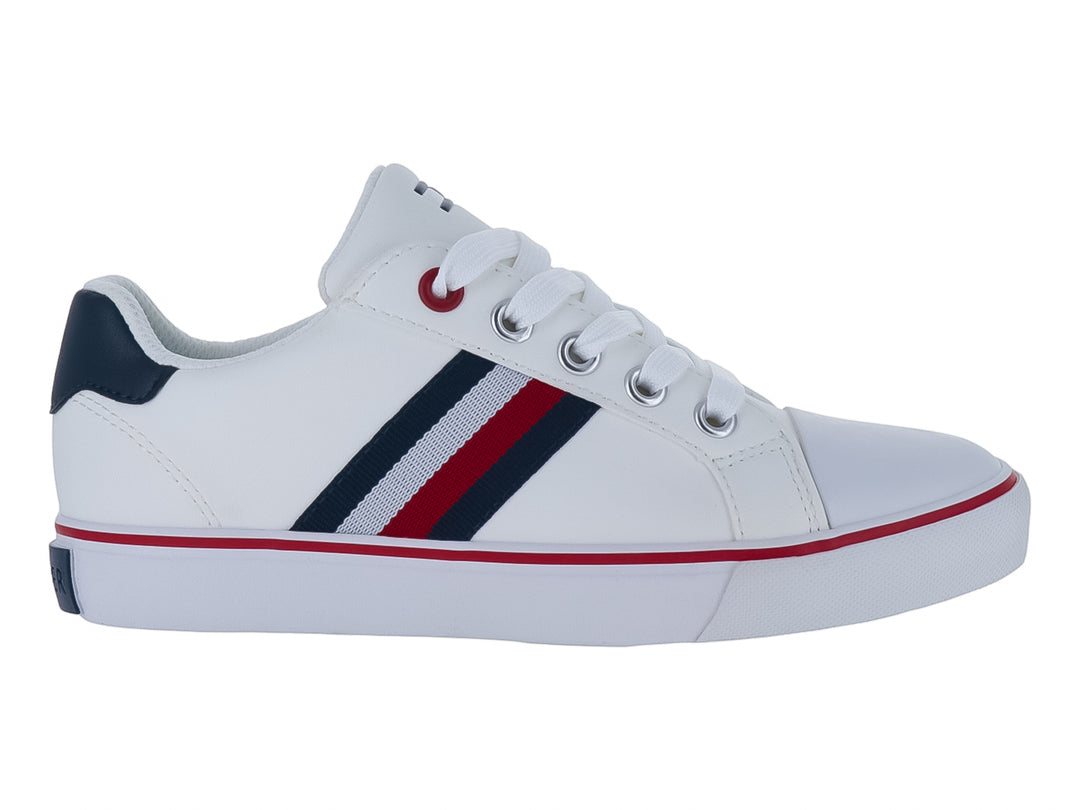 Tenis Tommy Hilfiger color blanco con franjas azul y roja en el lateral y suela blanca con línea roja.