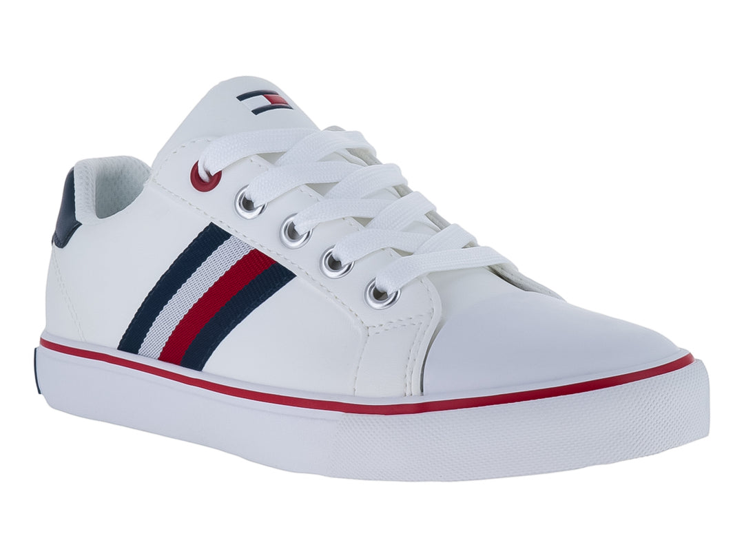 Tenis Tommy Hilfiger color blanco con franjas azul y roja en el lateral y suela blanca con línea roja.