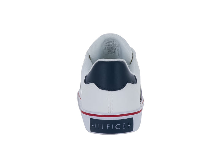 Tenis Tommy Hilfiger color blanco con franjas azul y roja en el lateral y suela blanca con línea roja.