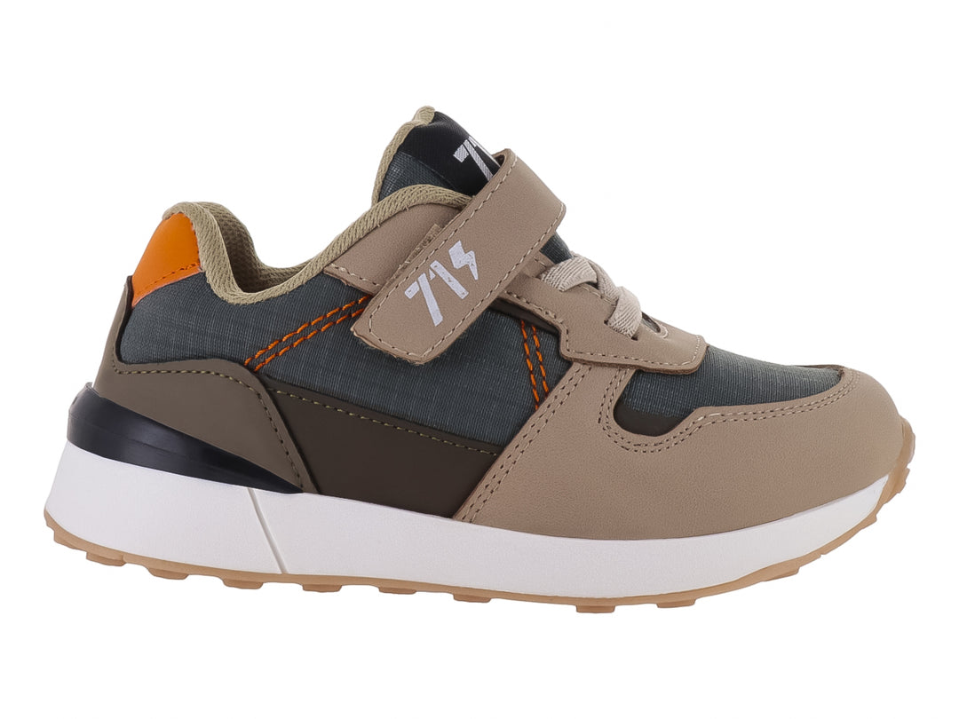 Zapato deportivo para niño en color gris y beige con correa de velcro y suela blanca.