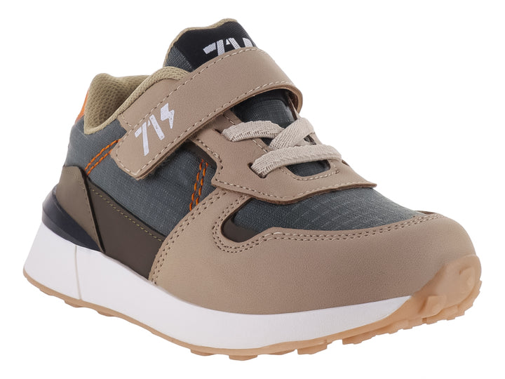Zapato deportivo para niño en color gris y beige con correa de velcro y suela blanca.