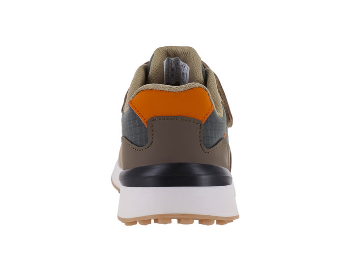 Zapato deportivo para niño en color gris y beige con correa de velcro y suela blanca.