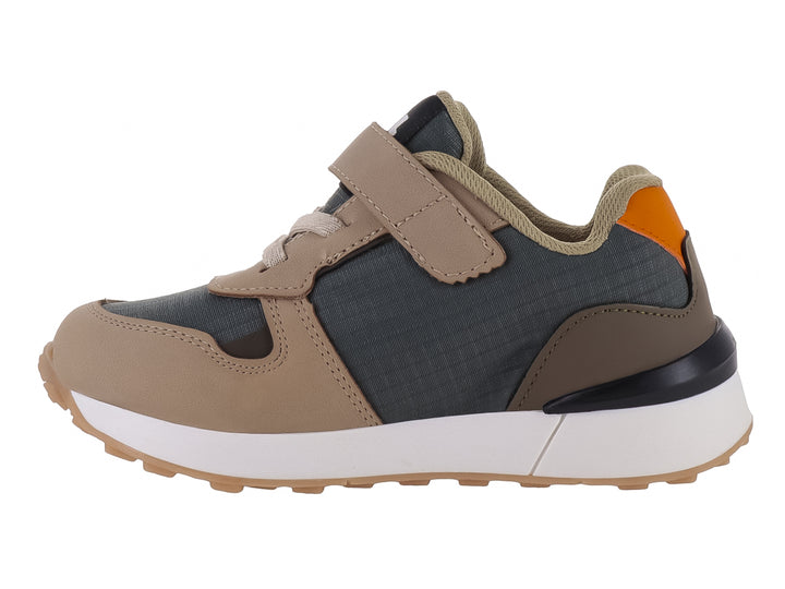 Zapato deportivo para niño en color gris y beige con correa de velcro y suela blanca.