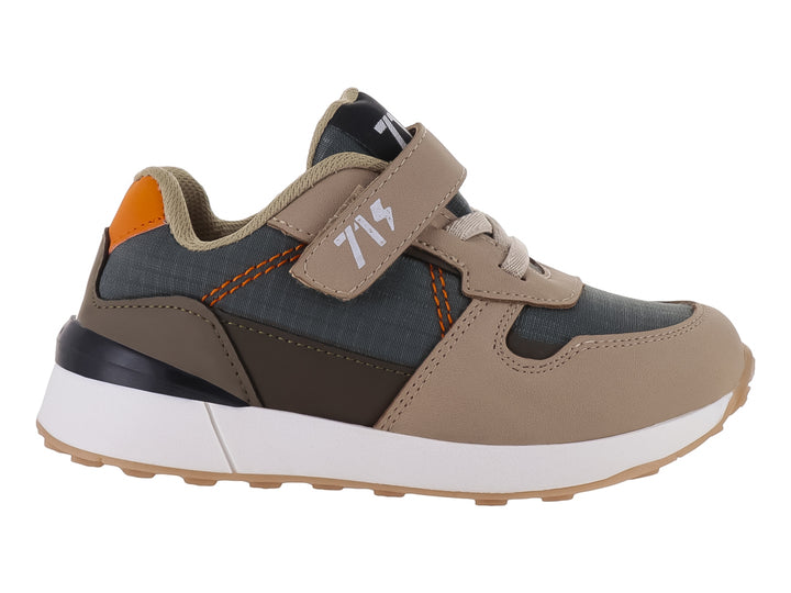 Zapato deportivo para niño en color gris y beige con cierre de velcro y suela blanca.