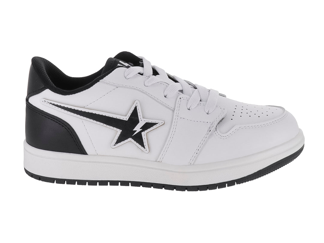 Tenis blancos para niño con detalles en negro y diseño de estrella en el lateral.